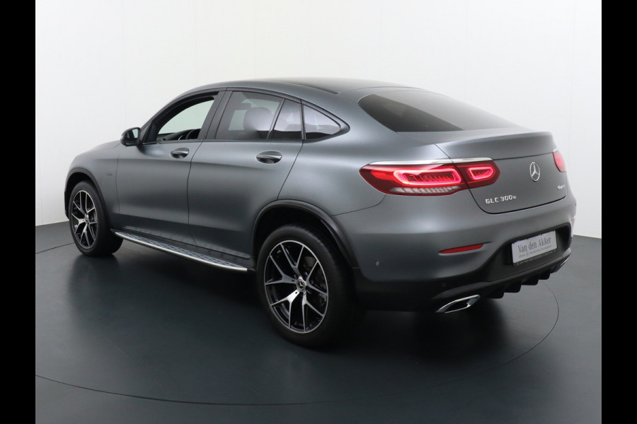 Mercedes-Benz GLC 300e Coupé AMG 4Matic // Burmester / Magno Grijs // 20 inch // Treeplanken // Night pakket