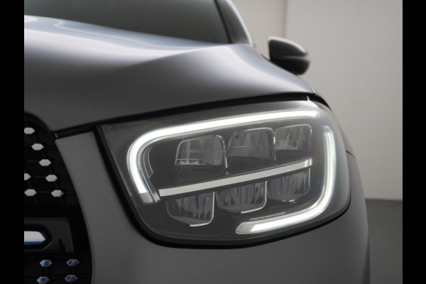 Mercedes-Benz GLC 300e Coupé AMG 4Matic // Burmester / Magno Grijs // 20 inch // Treeplanken // Night pakket