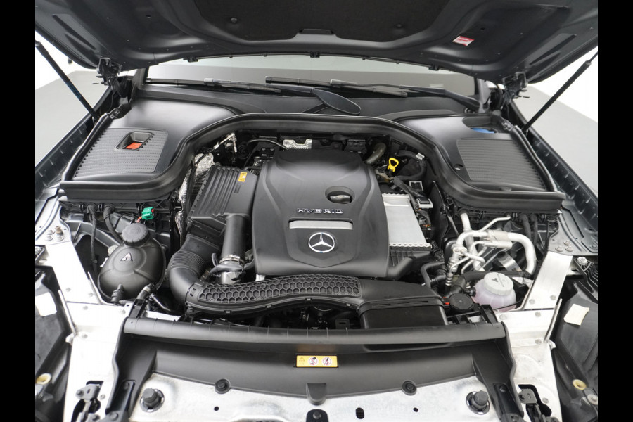 Mercedes-Benz GLC 300e Coupé AMG 4Matic // Burmester / Magno Grijs // 20 inch // Treeplanken // Night pakket