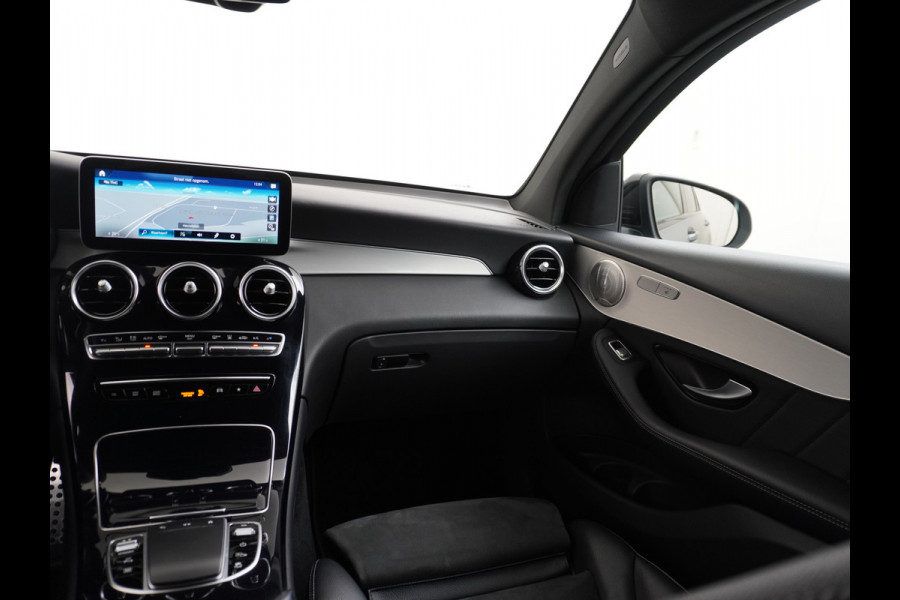 Mercedes-Benz GLC 300e Coupé AMG 4Matic // Burmester / Magno Grijs // 20 inch // Treeplanken // Night pakket