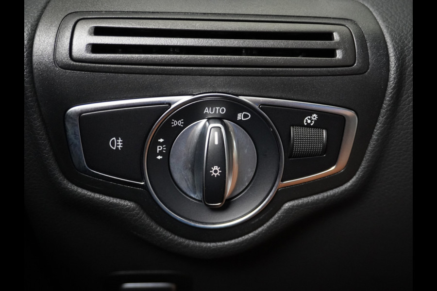 Mercedes-Benz GLC 300e Coupé AMG 4Matic // Burmester / Magno Grijs // 20 inch // Treeplanken // Night pakket