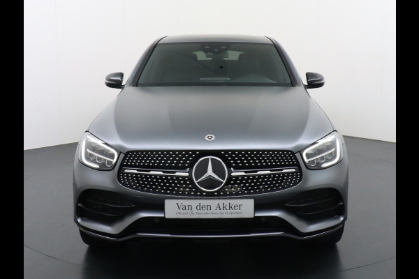 Mercedes-Benz GLC 300e Coupé AMG 4Matic // Burmester / Magno Grijs // 20 inch // Treeplanken // Night pakket