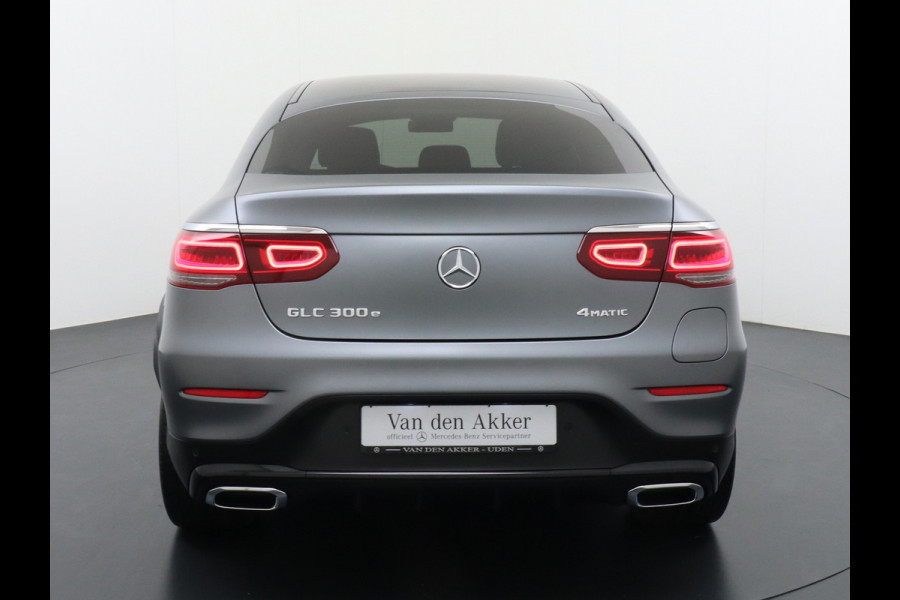 Mercedes-Benz GLC 300e Coupé AMG 4Matic // Burmester / Magno Grijs // 20 inch // Treeplanken // Night pakket