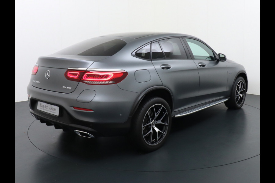 Mercedes-Benz GLC 300e Coupé AMG 4Matic // Burmester / Magno Grijs // 20 inch // Treeplanken // Night pakket