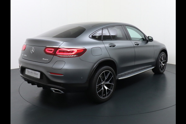 Mercedes-Benz GLC 300e Coupé AMG 4Matic // Burmester / Magno Grijs // 20 inch // Treeplanken // Night pakket