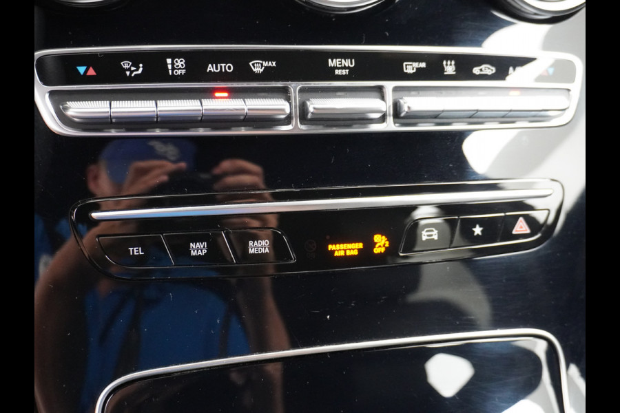 Mercedes-Benz GLC 300e Coupé AMG 4Matic // Burmester / Magno Grijs // 20 inch // Treeplanken // Night pakket