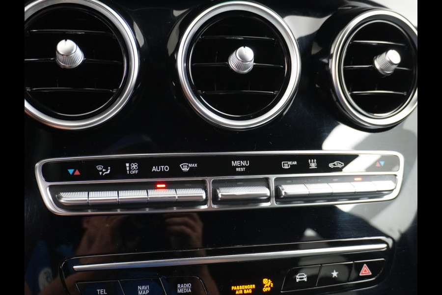 Mercedes-Benz GLC 300e Coupé AMG 4Matic // Burmester / Magno Grijs // 20 inch // Treeplanken // Night pakket