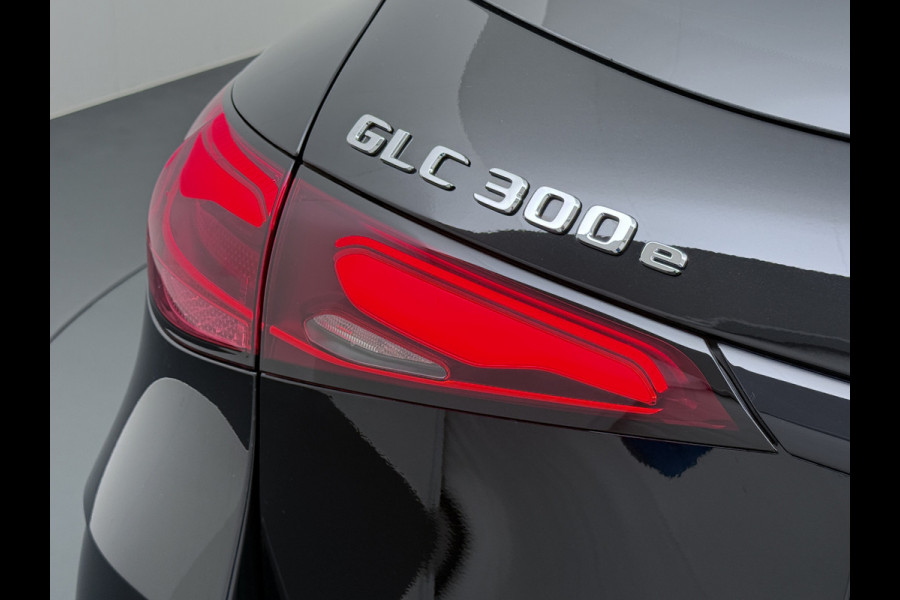 Mercedes-Benz GLC 300e AMG 4Matic // Burmester // Trekhaak // Panoramadak // Distronic // Rijassistentie pakket // Leder // Memory // 360 Camera /