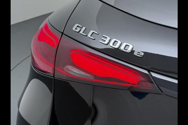Mercedes-Benz GLC 300e AMG 4Matic // Burmester // Trekhaak // Panoramadak // Distronic // Rijassistentie pakket // Leder // Memory // 360 Camera /