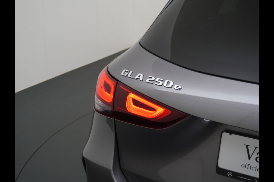 Mercedes-Benz GLA 250 e AMG // Panoramadak // 20" AMG Velgen // Nightpakket // Sfeerverlichting // Camera //