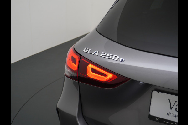 Mercedes-Benz GLA 250 e AMG // Panoramadak // 20" AMG Velgen // Nightpakket // Sfeerverlichting // Camera //