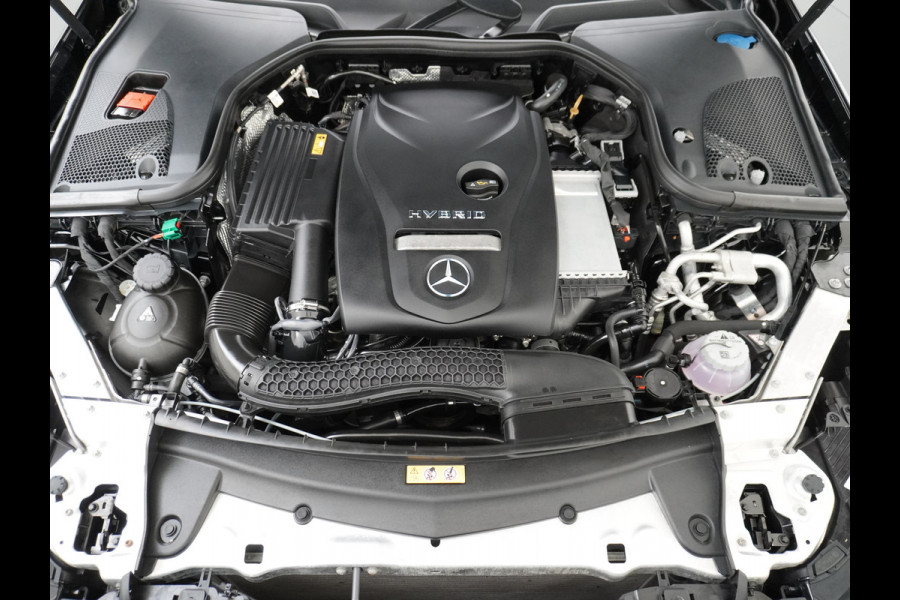 Mercedes-Benz E-Klasse 300e AMG // Trekhaak 2100kg // 360 Camera // Schuifdak // Night pakket // Elek. Achterklep // Carplay