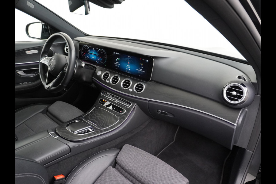 Mercedes-Benz E-Klasse 300e AMG // Trekhaak 2100kg // 360 Camera // Schuifdak // Night pakket // Elek. Achterklep // Carplay