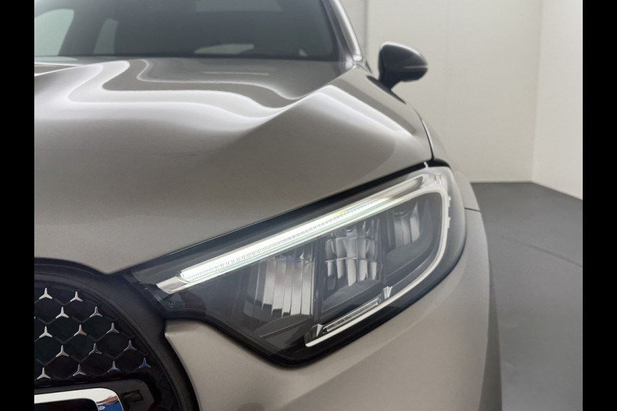 Mercedes-Benz GLC 400e 4Matic AMG 381PK // Airmatic // Trekhaak // Panoramadak // Achteras besturing // Memory // Treeplanken // 20 inch // Camera