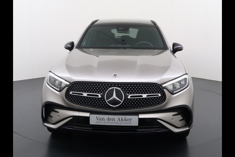 Mercedes-Benz GLC 400e 4Matic AMG 381PK // Airmatic // Trekhaak // Panoramadak // Achteras besturing // Memory // Treeplanken // 20 inch // Camera
