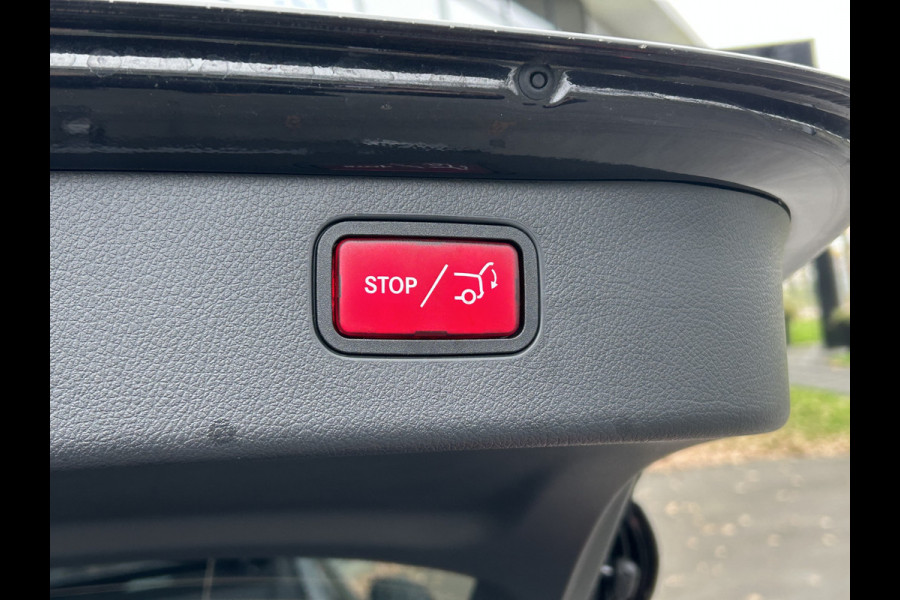 Mercedes-Benz C-Klasse 300e AMG Estate // Trekhaak // Panoramadak // Distronic // 360 Camera // Memory // Sfeerverlichting