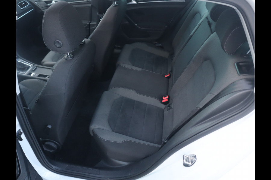 Volkswagen Golf 1.5 TSI Highline R-Line // Dealeronderhouden