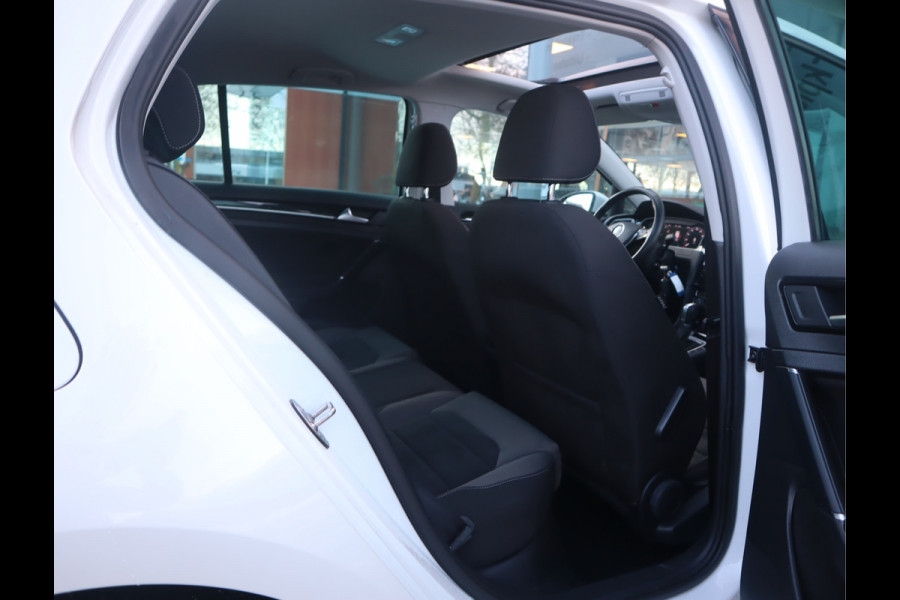 Volkswagen Golf 1.5 TSI Highline R-Line // Dealeronderhouden
