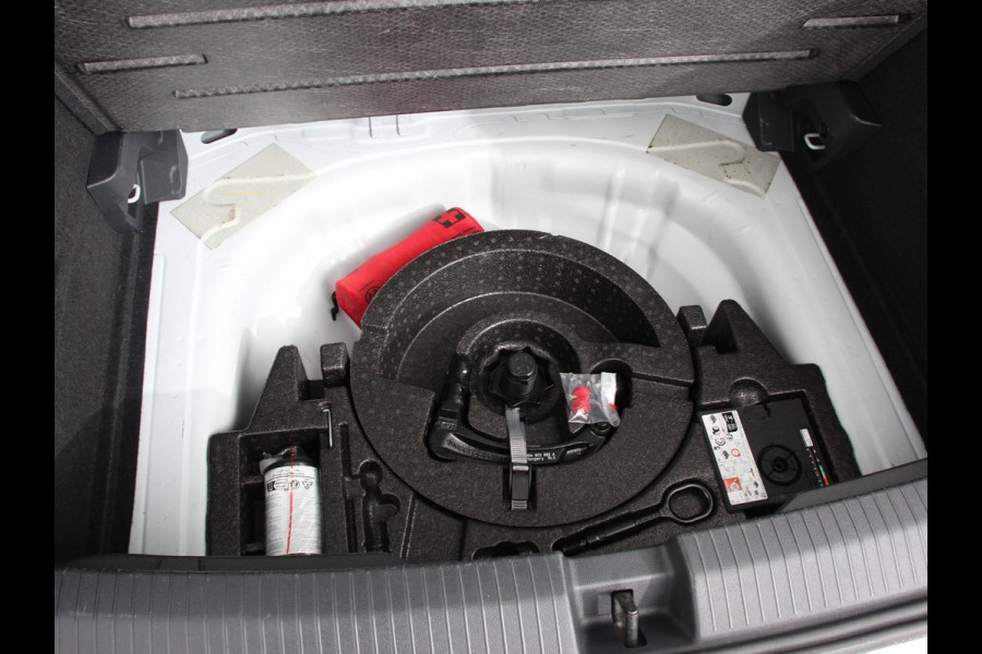 Volkswagen T-Roc 1.5 TSI 150pk DSG Life | Navigatie | Apple Carplay/Android Auto | Adaptive Cruise Control | Trekhaak | Parkeersensoren | Stoelverwarming | Ledverlichting | Getinte ramen | Climate Control |