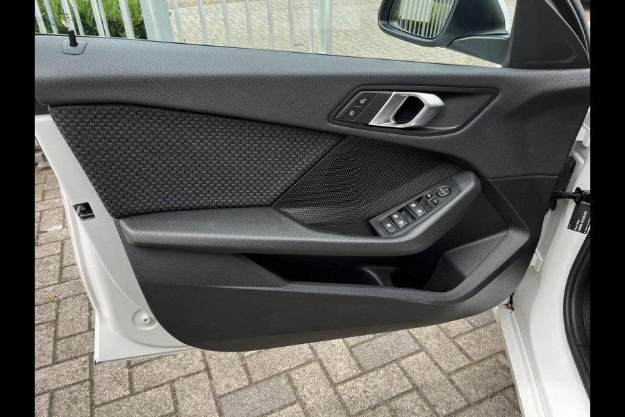 BMW 1-serie 118i Corporate High Executive 140PK / AUTOMAAT / 4-SEIZ. BANDEN / PDC / NAVI / CRUISE