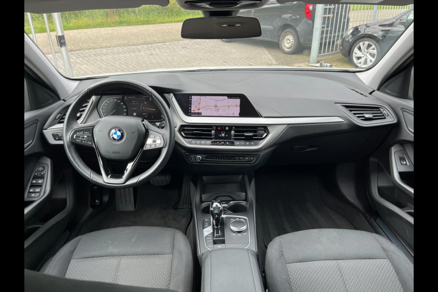 BMW 1-serie 118i Corporate High Executive 140PK / AUTOMAAT / 4-SEIZ. BANDEN / PDC / NAVI / CRUISE