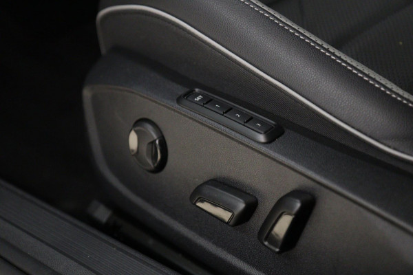 Volkswagen Golf 1.4 eHybrid GTE / PANO/HUD/IQLIGHT/MEM/CARPLAY/VOL