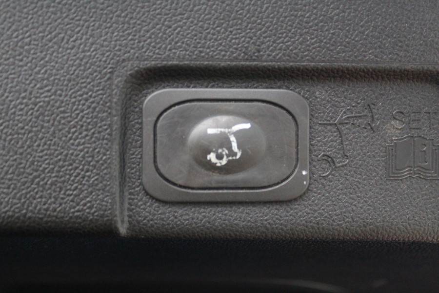 Ford Puma 1.0-155pk EcoBoost Hybrid ST-Line X. Erg mooi, nette, luxe en sportieve Ford Puma ! Autm. airco, stoel-, stuur- en voorraamverw., camera, elektr. achterkl., trekhaak+afneemb. kogel, B&O soundsyst., lane- en side assist, adapt. cruise cntrl, LED verl. etc.