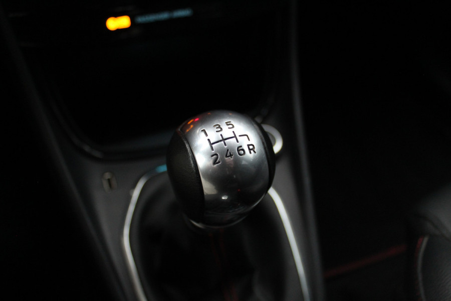 Ford Puma 1.0-155pk EcoBoost Hybrid ST-Line X. Erg mooi, nette, luxe en sportieve Ford Puma ! Autm. airco, stoel-, stuur- en voorraamverw., camera, elektr. achterkl., trekhaak+afneemb. kogel, B&O soundsyst., lane- en side assist, adapt. cruise cntrl, LED verl. etc.