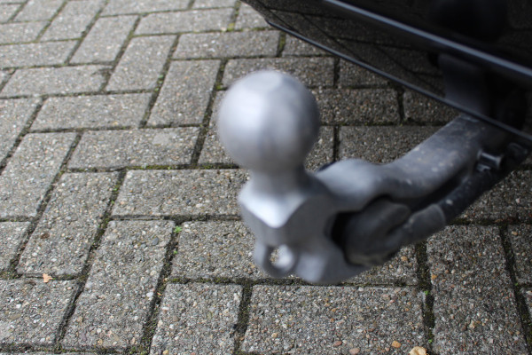 Ford Kuga 2.5-243pk PHEV ST-Line X. Trekgewicht 2.100kg. Nieuw Model ! Van €. 54.937,- voor €. 43.735,- Trekgewicht van 2.100kg ! Elektr. panodak., elektr. trekhaak, stoel-, stuur- en voorraamverw., 360gr. Camera, HUD, AppleCarplay/Androidauto, Elektr. verstelb. comfortstoelen, LED verl.