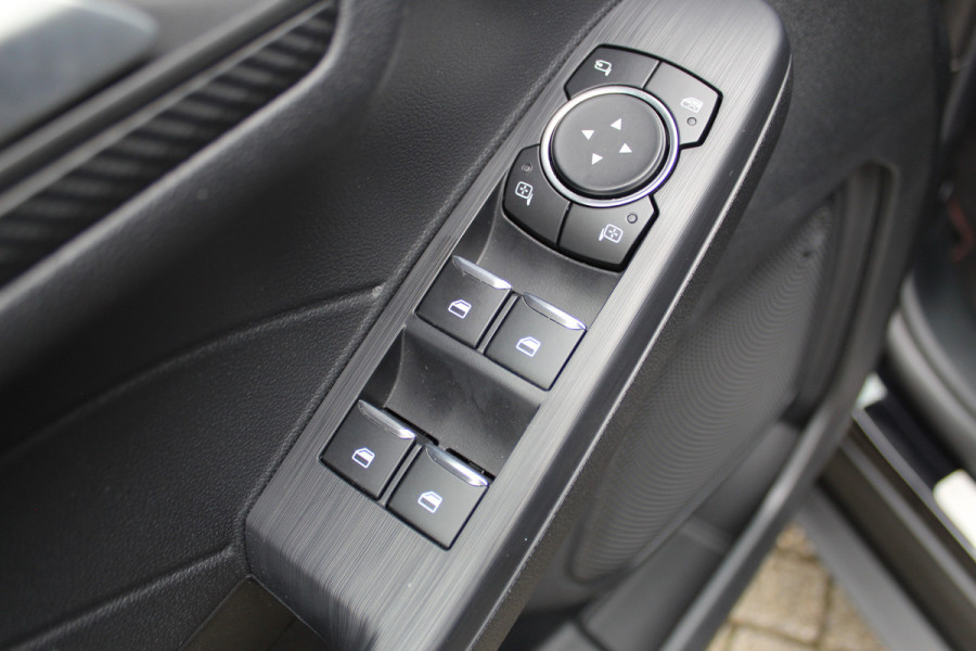 Ford Kuga 2.5-243pk PHEV ST-Line X. Trekgewicht 2.100kg. Nieuw Model ! Van €. 54.937,- voor €. 43.735,- Trekgewicht van 2.100kg ! Elektr. panodak., elektr. trekhaak, stoel-, stuur- en voorraamverw., 360gr. Camera, HUD, AppleCarplay/Androidauto, Elektr. verstelb. comfortstoelen, LED verl.