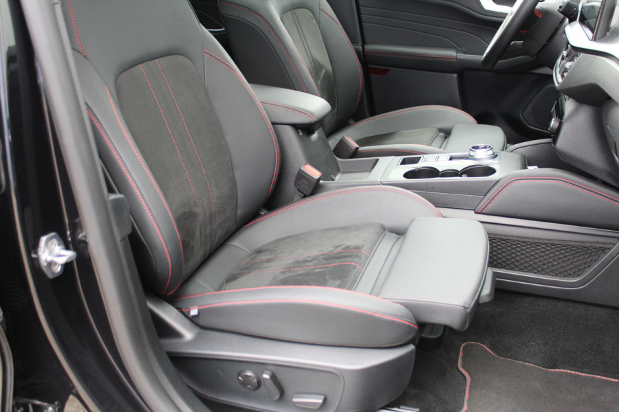 Ford Kuga 2.5-243pk PHEV ST-Line X. Trekgewicht 2.100kg. Nieuw Model ! Van €. 54.937,- voor €. 43.735,- Trekgewicht van 2.100kg ! Elektr. panodak., elektr. trekhaak, stoel-, stuur- en voorraamverw., 360gr. Camera, HUD, AppleCarplay/Androidauto, Elektr. verstelb. comfortstoelen, LED verl.