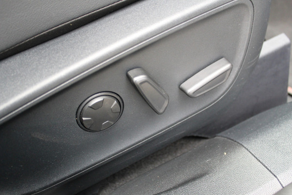 Ford Kuga 2.5-243pk PHEV ST-Line X. Trekgewicht 2.100kg. Nieuw Model ! Van €. 54.937,- voor €. 43.735,- Trekgewicht van 2.100kg ! Elektr. panodak., elektr. trekhaak, stoel-, stuur- en voorraamverw., 360gr. Camera, HUD, AppleCarplay/Androidauto, Elektr. verstelb. comfortstoelen, LED verl.