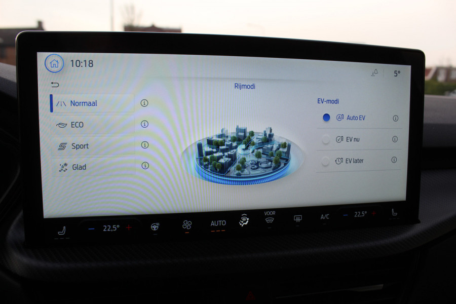 Ford Kuga 2.5-243pk PHEV ST-Line X. Nieuwste model ! Van €. 54.937,- voor €. 43.735,- ! Trekgewicht 2.100kg ! Elektr. panoramadak, Elektr. inklapb. trekhaak, stoel-, stuur- en voorraamverw., lane- en side assist, 360gr. camera, HUD, Apple/Android, Elektr. verstelb. stoelen, LED verl. etc etc