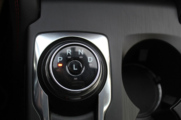 Ford Kuga 2.5-243pk PHEV ST-Line X. Nieuwste model ! Van €. 54.937,- voor €. 43.735,- ! Trekgewicht 2.100kg ! Elektr. panoramadak, Elektr. inklapb. trekhaak, stoel-, stuur- en voorraamverw., lane- en side assist, 360gr. camera, HUD, Apple/Android, Elektr. verstelb. stoelen, LED verl. etc etc