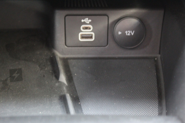 Ford Kuga 2.5-243pk PHEV ST-Line X. Nieuwste model ! Van €. 54.937,- voor €. 43.735,- ! Trekgewicht 2.100kg ! Elektr. panoramadak, Elektr. inklapb. trekhaak, stoel-, stuur- en voorraamverw., lane- en side assist, 360gr. camera, HUD, Apple/Android, Elektr. verstelb. stoelen, LED verl. etc etc