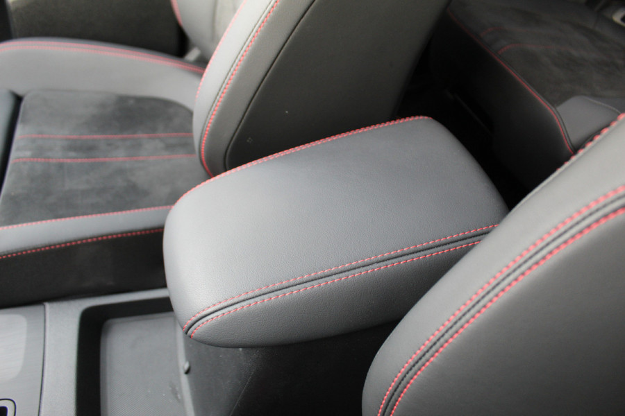 Ford Kuga 2.5-243pk PHEV ST-Line X. Nieuwste model ! Van €. 54.937,- voor €. 43.735,- ! Trekgewicht 2.100kg ! Elektr. panoramadak, Elektr. inklapb. trekhaak, stoel-, stuur- en voorraamverw., lane- en side assist, 360gr. camera, HUD, Apple/Android, Elektr. verstelb. stoelen, LED verl. etc etc