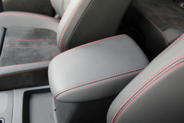 Ford Kuga 2.5-243pk PHEV ST-Line X. Nieuwste model ! Van €. 54.937,- voor €. 43.735,- ! Trekgewicht 2.100kg ! Elektr. panoramadak, Elektr. inklapb. trekhaak, stoel-, stuur- en voorraamverw., lane- en side assist, 360gr. camera, HUD, Apple/Android, Elektr. verstelb. stoelen, LED verl. etc etc