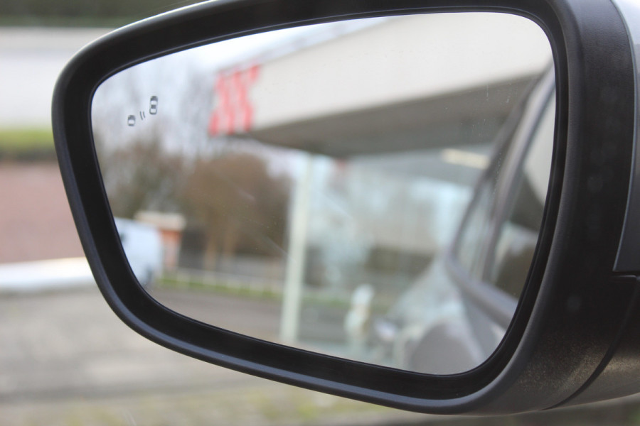 Ford Kuga 2.5-243pk PHEV ST-Line X. Nieuwste model ! Van €. 54.937,- voor €. 43.735,- ! Trekgewicht 2.100kg ! Elektr. panoramadak, Elektr. inklapb. trekhaak, stoel-, stuur- en voorraamverw., lane- en side assist, 360gr. camera, HUD, Apple/Android, Elektr. verstelb. stoelen, LED verl. etc etc