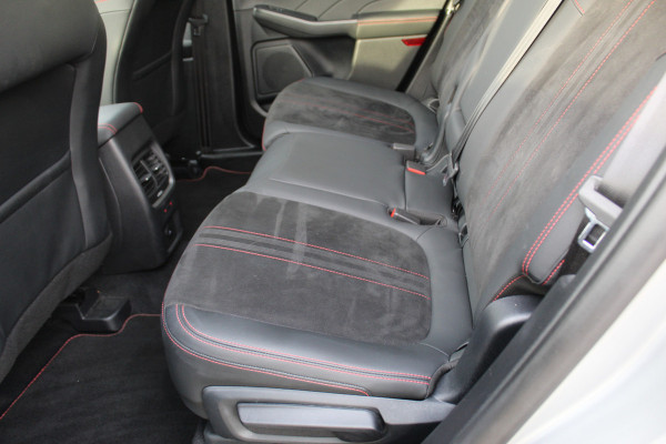 Ford Kuga 2.5-243pk PHEV ST-Line X. Nieuwste model ! Van €. 54.937,- voor €. 43.735,- ! Trekgewicht 2.100kg ! Elektr. panoramadak, Elektr. inklapb. trekhaak, stoel-, stuur- en voorraamverw., lane- en side assist, 360gr. camera, HUD, Apple/Android, Elektr. verstelb. stoelen, LED verl. etc etc