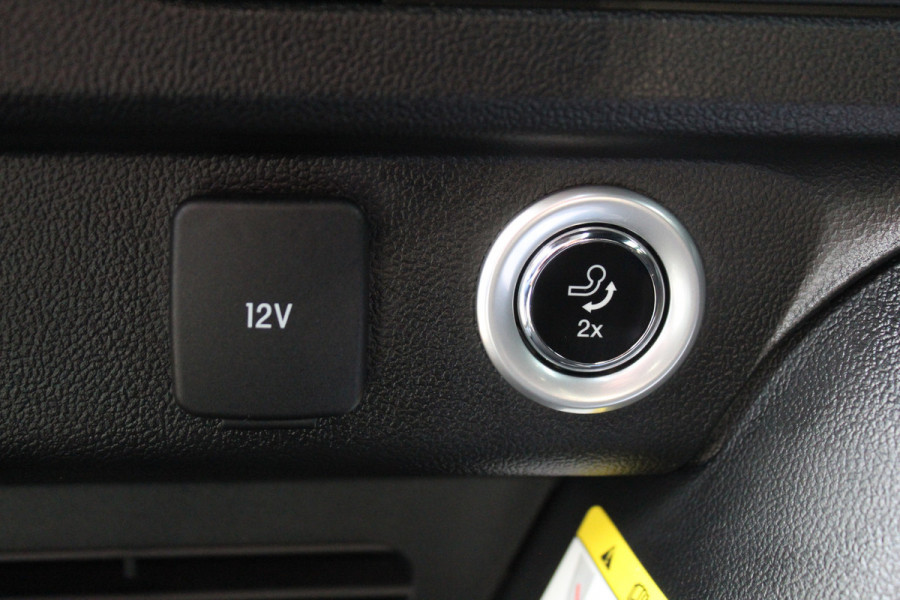 Ford Kuga 2.5-243pk PHEV ST-Line X. Nieuwste model ! Van €. 54.937,- voor €. 43.735,- ! Trekgewicht 2.100kg ! Elektr. panoramadak, Elektr. inklapb. trekhaak, stoel-, stuur- en voorraamverw., lane- en side assist, 360gr. camera, HUD, Apple/Android, Elektr. verstelb. stoelen, LED verl. etc etc