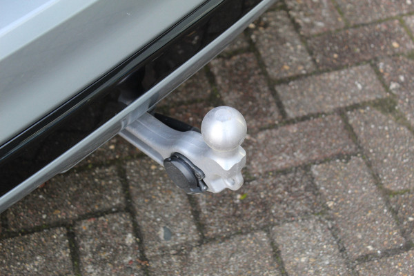 Ford Kuga 2.5-243pk PHEV ST-Line X. Nieuwste model ! Van €. 54.937,- voor €. 43.735,- ! Trekgewicht 2.100kg ! Elektr. panoramadak, Elektr. inklapb. trekhaak, stoel-, stuur- en voorraamverw., lane- en side assist, 360gr. camera, HUD, Apple/Android, Elektr. verstelb. stoelen, LED verl. etc etc