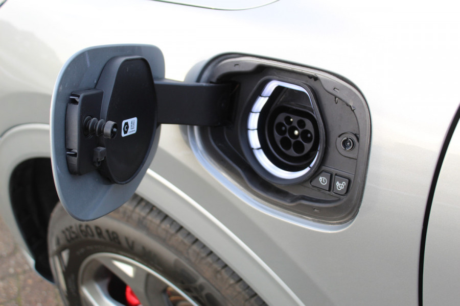 Ford Kuga 2.5-243pk PHEV ST-Line X. Nieuwste model ! Van €. 54.937,- voor €. 43.735,- ! Trekgewicht 2.100kg ! Elektr. panoramadak, Elektr. inklapb. trekhaak, stoel-, stuur- en voorraamverw., lane- en side assist, 360gr. camera, HUD, Apple/Android, Elektr. verstelb. stoelen, LED verl. etc etc