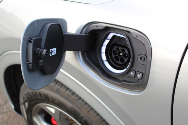 Ford Kuga 2.5-243pk PHEV ST-Line X. Nieuwste model ! Van €. 54.937,- voor €. 43.735,- ! Trekgewicht 2.100kg ! Elektr. panoramadak, Elektr. inklapb. trekhaak, stoel-, stuur- en voorraamverw., lane- en side assist, 360gr. camera, HUD, Apple/Android, Elektr. verstelb. stoelen, LED verl. etc etc