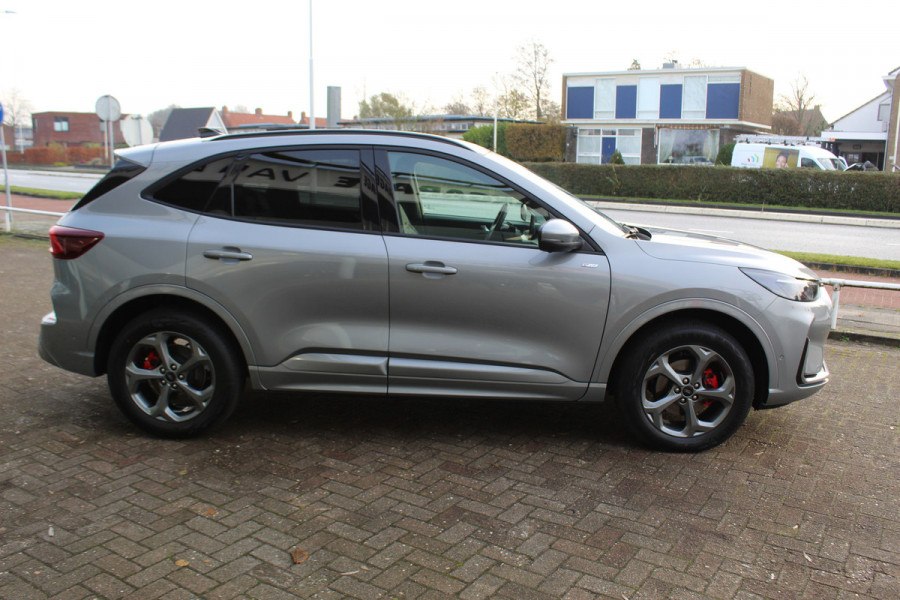 Ford Kuga 2.5-243pk PHEV ST-Line X. Nieuwste model ! Van €. 54.937,- voor €. 43.735,- ! Trekgewicht 2.100kg ! Elektr. panoramadak, Elektr. inklapb. trekhaak, stoel-, stuur- en voorraamverw., lane- en side assist, 360gr. camera, HUD, Apple/Android, Elektr. verstelb. stoelen, LED verl. etc etc