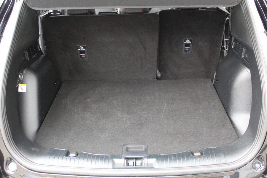 Ford Kuga 2.5-243pk PHEV ST-Line X. Trekgewicht 2.100kg. Nieuw Model ! Van €. 54.937,- voor €. 43.735,- Trekgewicht van 2.100kg ! Schuif / kanteldak. Elektrisch inklapbare Trekhaak, vooruit, stuur, stoelverwarming V+A, 360 Camera, HUB, Apple/Androidauto, Elektrisch verstelbare stoelen, LED V+A,