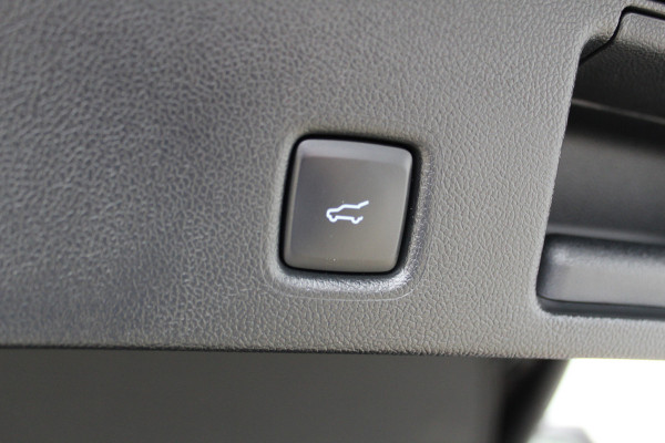 Ford Kuga 2.5-243pk PHEV ST-Line X. Trekgewicht 2.100kg. Nieuw Model ! Van €. 54.937,- voor €. 43.735,- Trekgewicht van 2.100kg ! Schuif / kanteldak. Elektrisch inklapbare Trekhaak, vooruit, stuur, stoelverwarming V+A, 360 Camera, HUB, Apple/Androidauto, Elektrisch verstelbare stoelen, LED V+A,