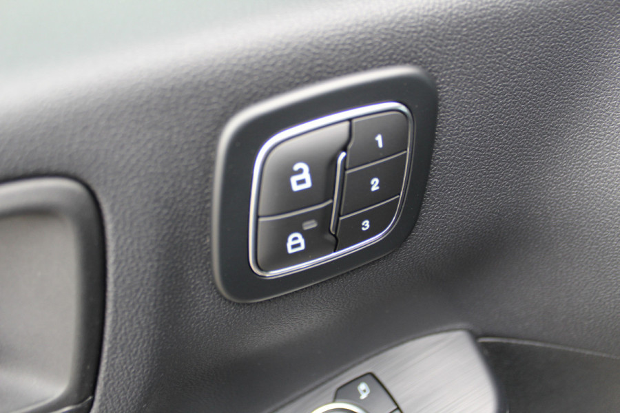 Ford Kuga 2.5-243pk PHEV ST-Line X. Trekgewicht 2.100kg. Nieuw Model ! Van €. 54.937,- voor €. 43.735,- Trekgewicht van 2.100kg ! Schuif / kanteldak. Elektrisch inklapbare Trekhaak, vooruit, stuur, stoelverwarming V+A, 360 Camera, HUB, Apple/Androidauto, Elektrisch verstelbare stoelen, LED V+A,