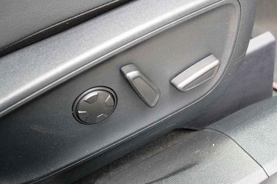 Ford Kuga 2.5-243pk PHEV ST-Line X. Trekgewicht 2.100kg. Nieuw Model ! Van €. 54.937,- voor €. 43.735,- Trekgewicht van 2.100kg ! Schuif / kanteldak. Elektrisch inklapbare Trekhaak, vooruit, stuur, stoelverwarming V+A, 360 Camera, HUB, Apple/Androidauto, Elektrisch verstelbare stoelen, LED V+A,