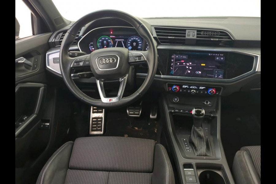 Audi Q3 Sportback 45 TFSI e S Edition Automaat | Keyless entry & start | Chronosgrijs | Stoelverwarming | Sonos Audio HiFi | Zwart optiek | Elektr