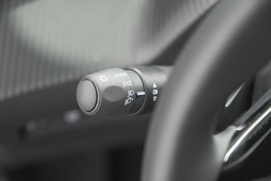 Peugeot 2008 PureTech 130 EAT8 Allure | 100% Benzine | Parkeersensoren Voor + Achter | Apple CarPlay | Climate Control